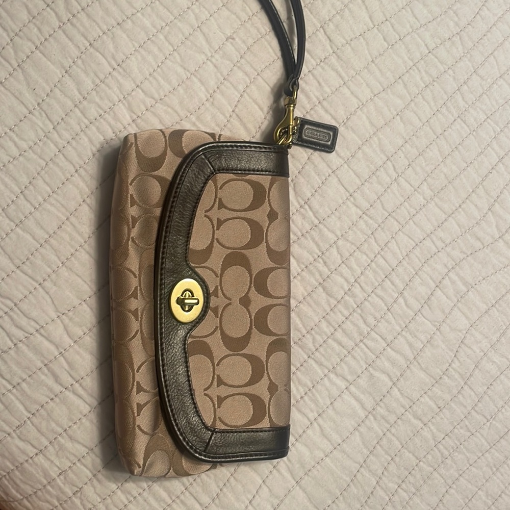 COACH w/wristlet. Barely used. Dark Brown and beige coach print.